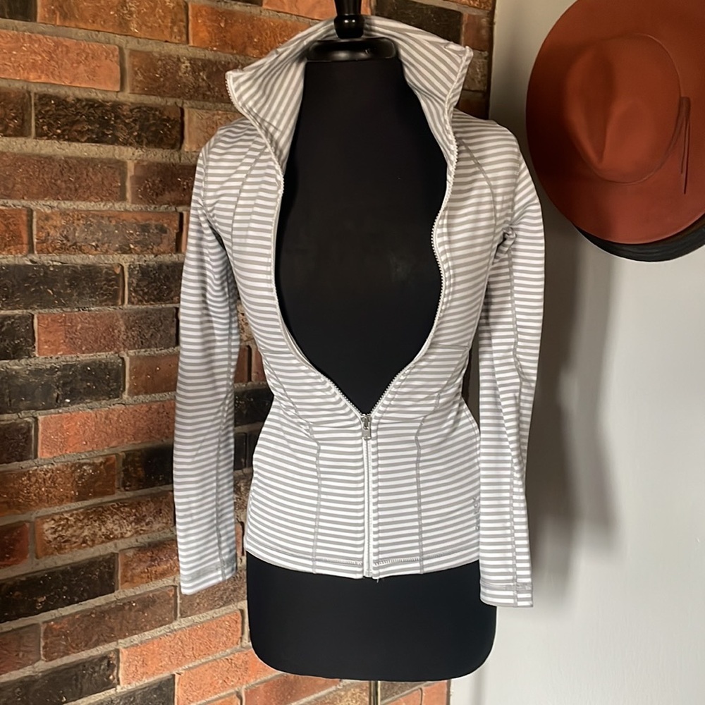 Reebok PlayDry Womens XS Full Zip Track Jacket Gray White Striped Funnel Neck